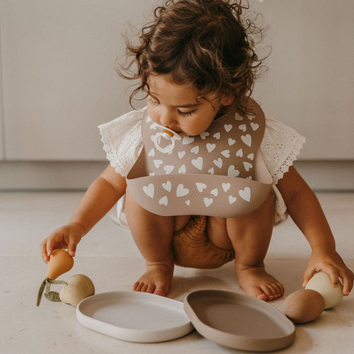 Bavoir en silicone pour bébé Zakuw Fall in Love taupe