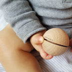 Boule sonore Montessori hochet en bois Nina & Miles
