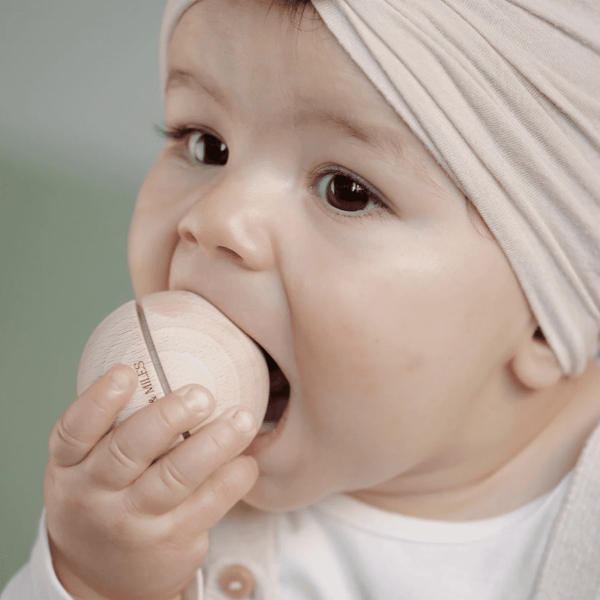 Boule sonore Montessori hochet en bois Nina & Miles