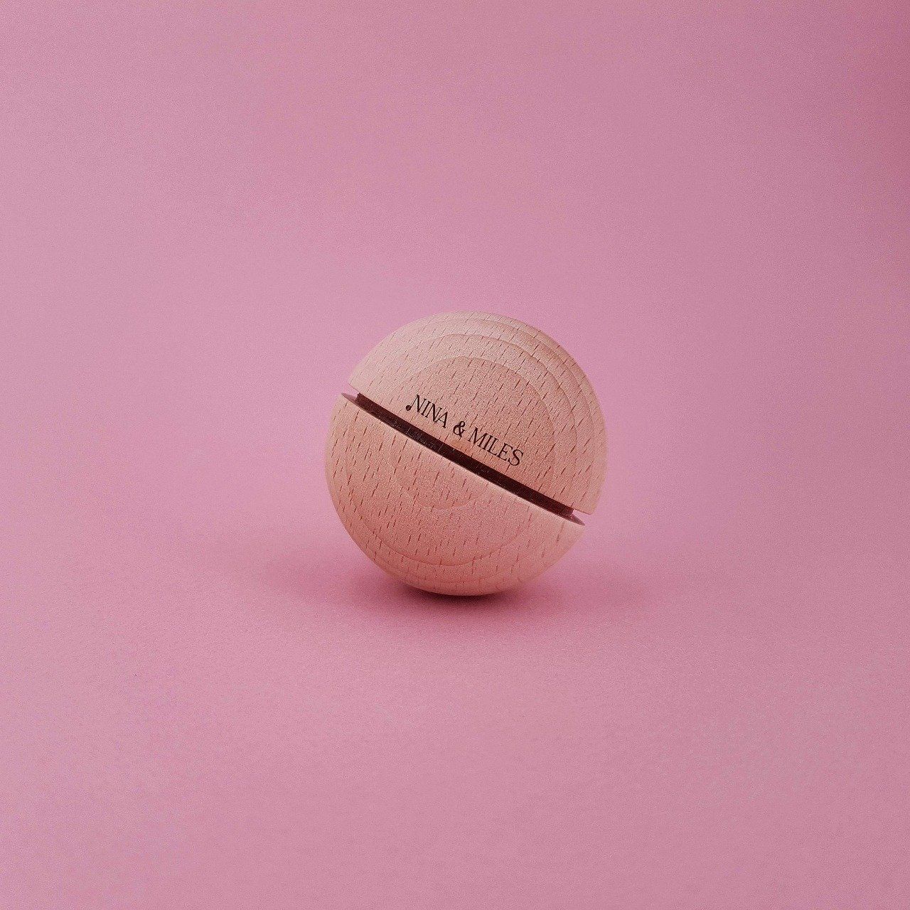 Boule sonore Montessori hochet en bois Nina & Miles