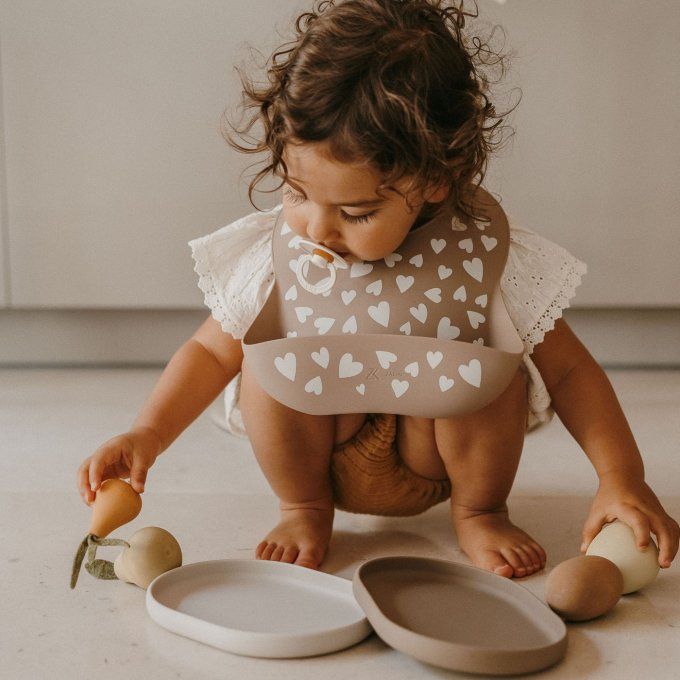 Bavoir en silicone pour bébé Zakuw Fall in Love taupe
