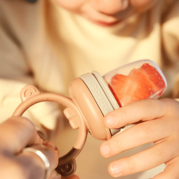 Grignoteuse en silicone baby pulp Minikoioi Nude beige